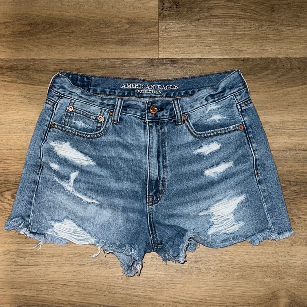 AMERICAN EAGLE MOM SHORTS